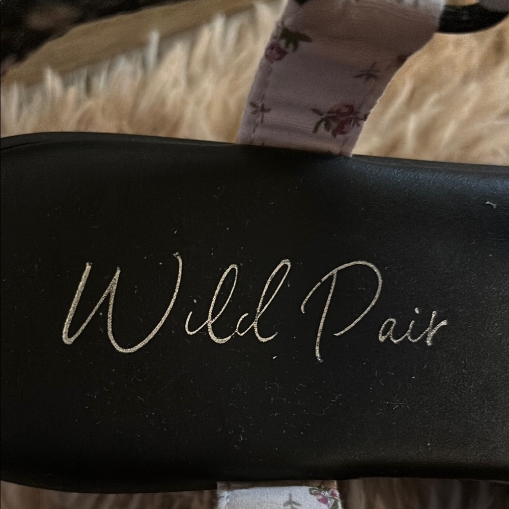 Wild Pair Black platform sandals with floral straps - Picture 2 of 6
